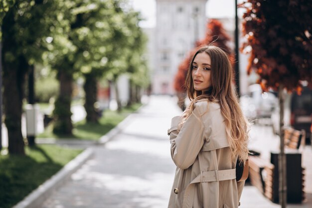 Giovane bella donna che cammina in un parco