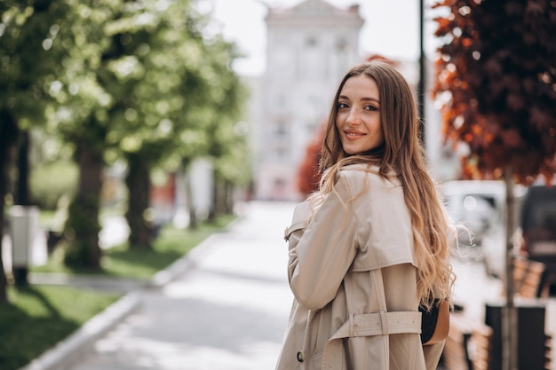 Giovane bella donna che cammina in un parco