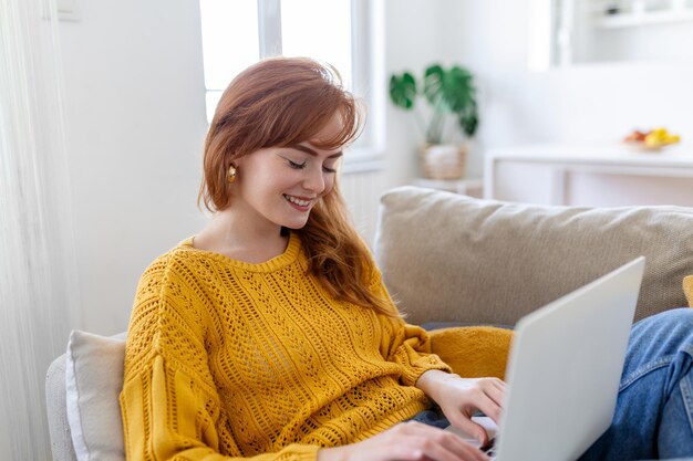 Giovane bella donna che fa lavoro online a casa