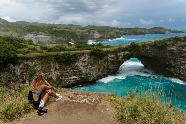 Giovane bella donna che filma sulla macchina fotografica durante il viaggio