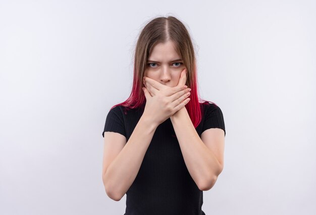 giovane bella donna che indossa t-shirt nera coperta bocca con le mani sul muro bianco isolato