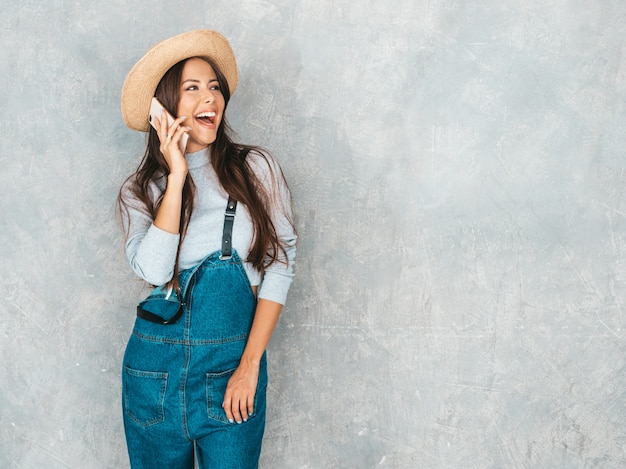 Giovane bella donna che parla sul telefono. Ragazza alla moda in abiti casual casual e abiti estivi.