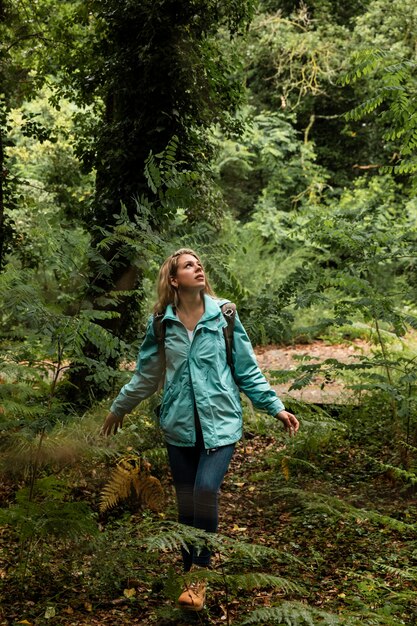 Giovane bella donna che viaggia in montagna