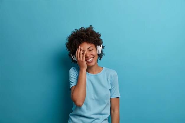 Giovane bella donna con capelli ricci isolati