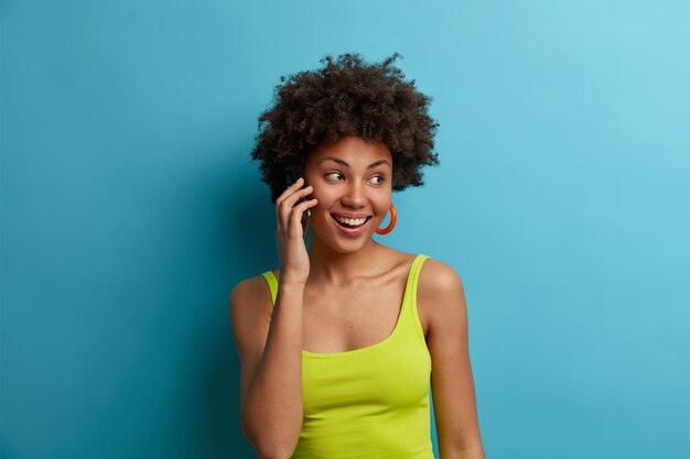 Giovane bella donna con capelli ricci isolati