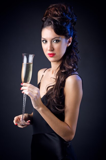 Giovane bella donna con champagne