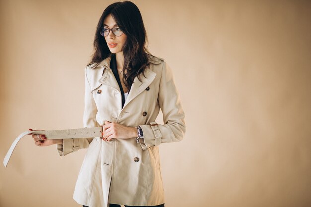 Giovane bella donna di affari isolata in studio