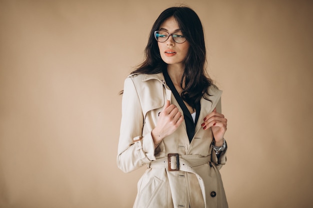 Giovane bella donna di affari isolata in studio