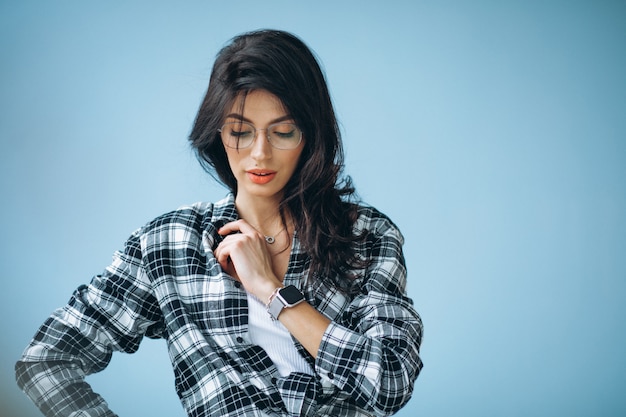 Giovane bella donna in attrezzatura casuale isolata in studio