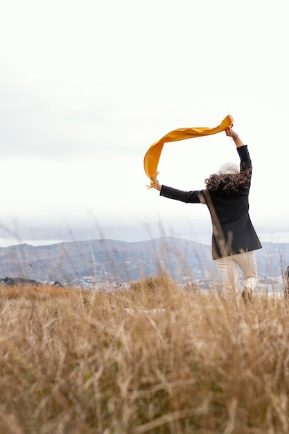 Giovane bella donna in natura