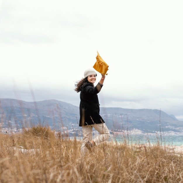 Giovane bella donna in natura