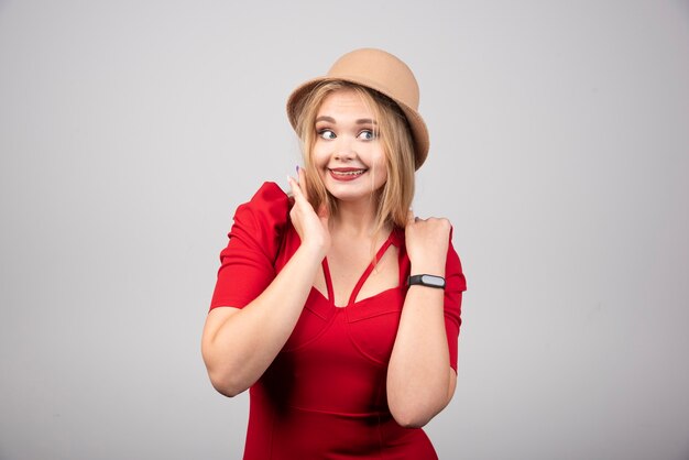 Giovane bella donna in vestito rosso sorridente.