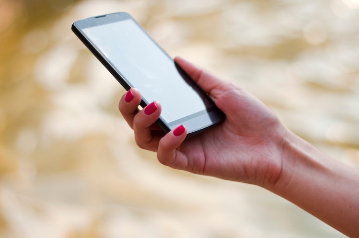 Foto gratuito giovane bella donna scrive un sms