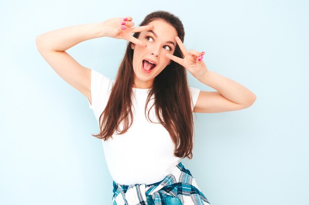 Giovane bella donna sorridente in abiti hipster estivi alla moda