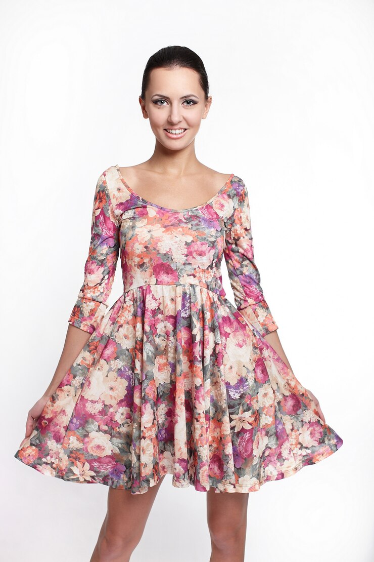 Foto gratuito giovane bella donna sorridente in vestito variopinto da estate isolato su bianco