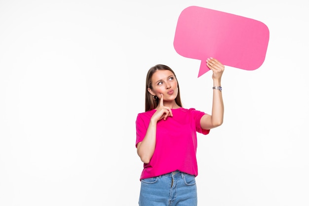 Giovane bella ragazza che tiene una bolla di discorso per testo, isolata