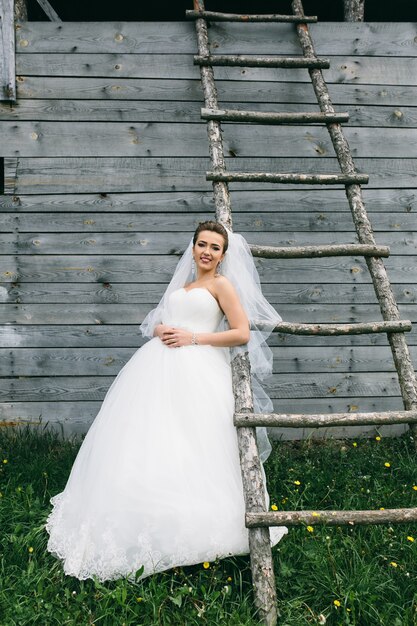 Giovane bella sposa che sta alla scala