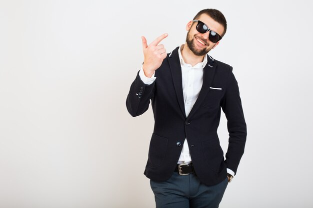 Giovane bello alla moda hipster uomo in giacca nera, stile business, camicia bianca, isolato, sfondo bianco, sorridente, attraente, positivo, gesto cool, guardando fiducioso