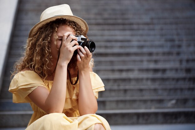 Giovane bello fotografo che cammina intorno alla città.