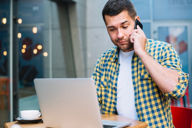 Giovane che comunica sul telefono nel self-service