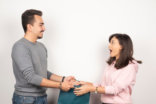 Giovane che dà presente alla sua ragazza.