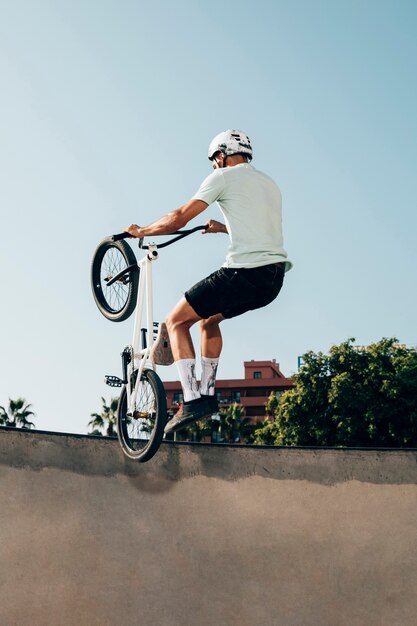 Giovane che fa i trucchi sulla sua bicicletta