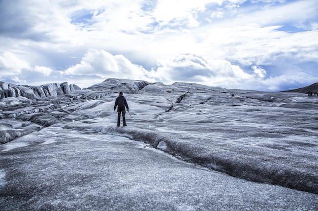 Giovane che fa il trekking sul ghiacciaio in Islanda