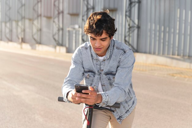 Giovane che fa un giro con uno scooter