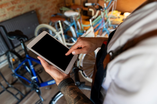 Giovane che gestisce la sua attività in bicicletta