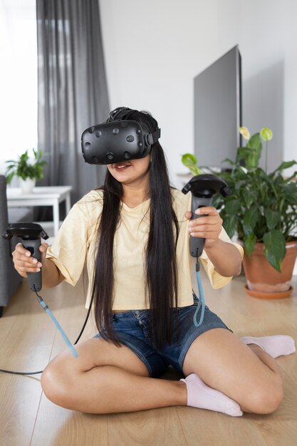 Giovane che gioca ai videogiochi con gli occhiali vr