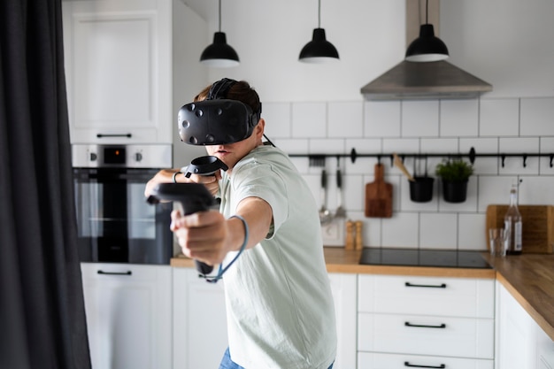 Giovane che gioca ai videogiochi con gli occhiali vr