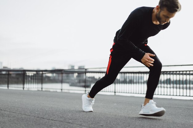 Giovane che gioca sport in una città europea. Sport in ambienti urbani.