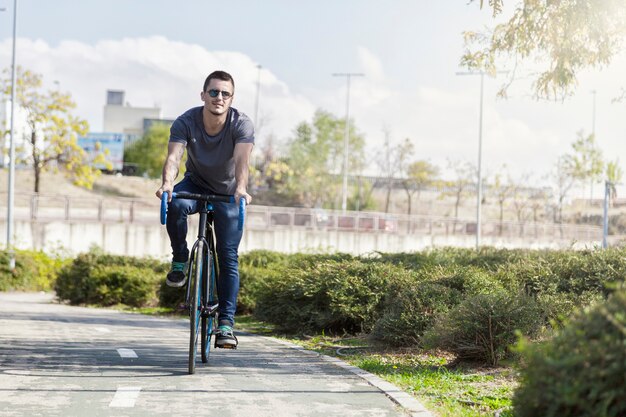 Giovane che guida la bici