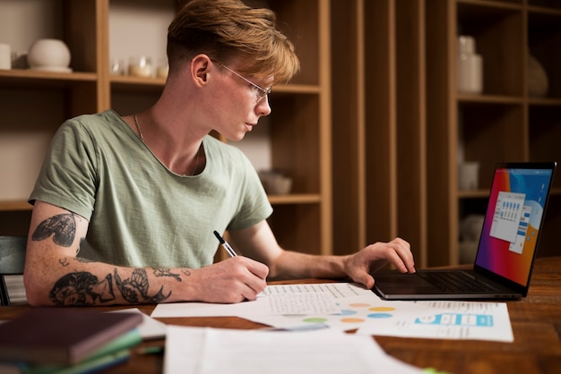 Giovane che impara in un'aula virtuale