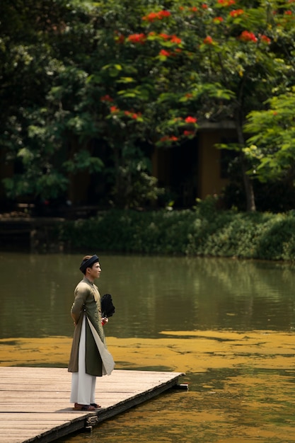 Giovane che indossa un costume ao dai