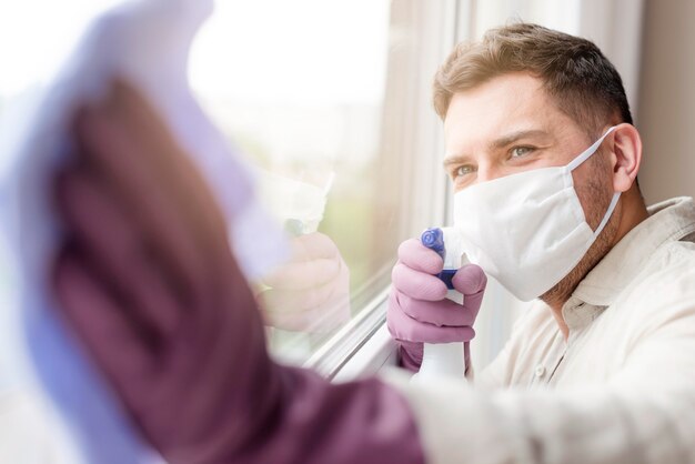 Giovane che indossa una maschera medica