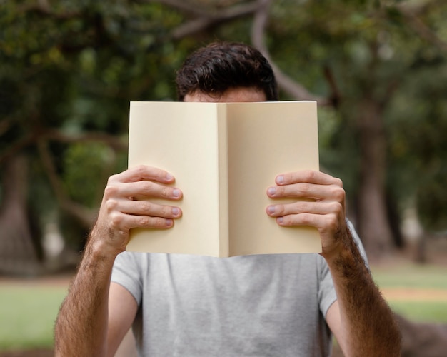 Giovane che legge un libro interessante