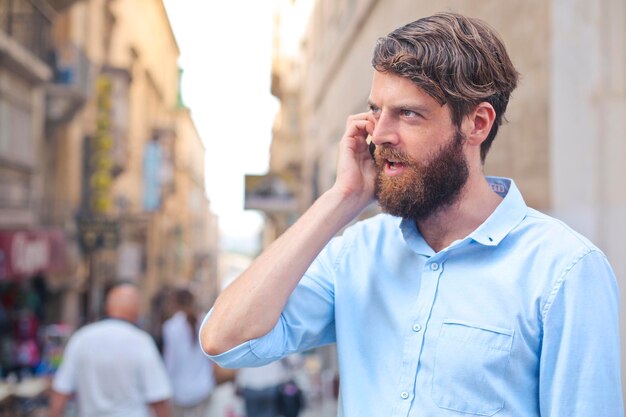 Giovane che parla al telefono sulla strada