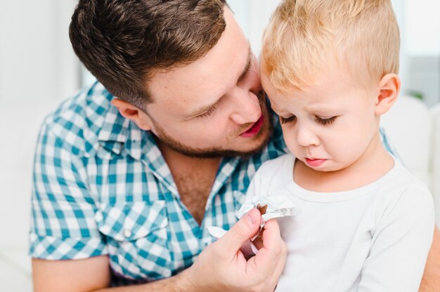 Giovane che parla con un bambino arrabbiato