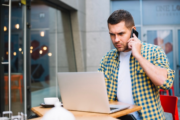 Giovane che parla sul telefono seriamente