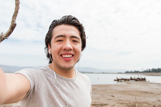 Giovane che prende selfie in natura