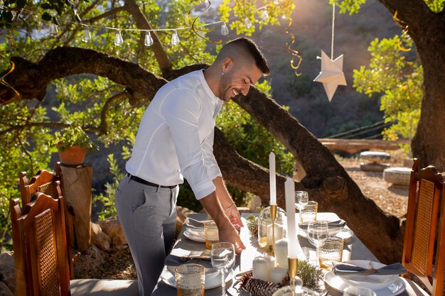 Giovane che si prepara per la festa di capodanno