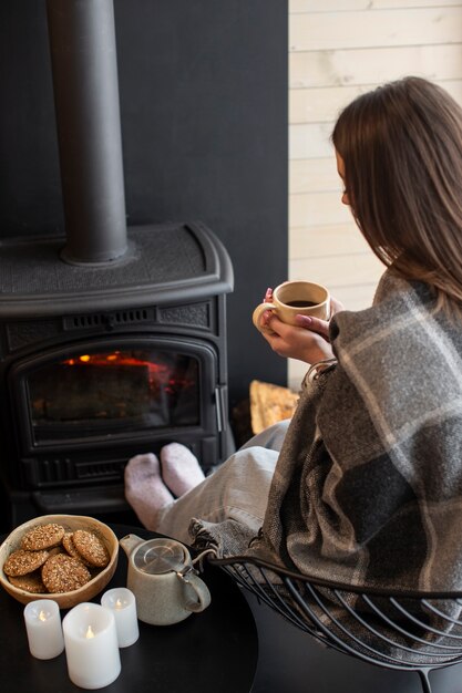 Giovane che si rilassa con il caffè caldo