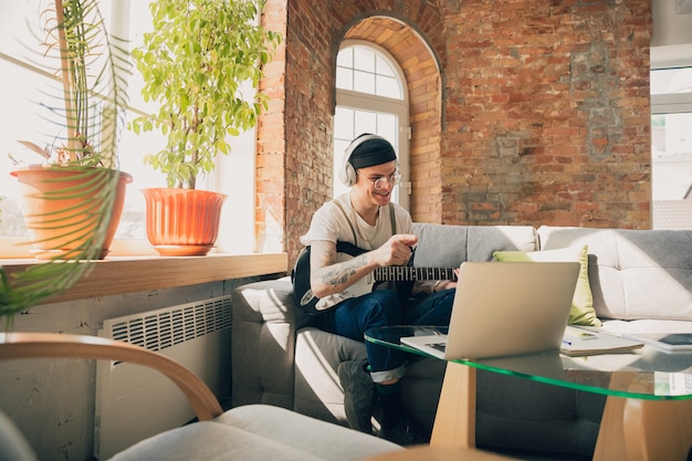 Giovane che studia a casa durante i corsi online o informazioni gratuite da solo