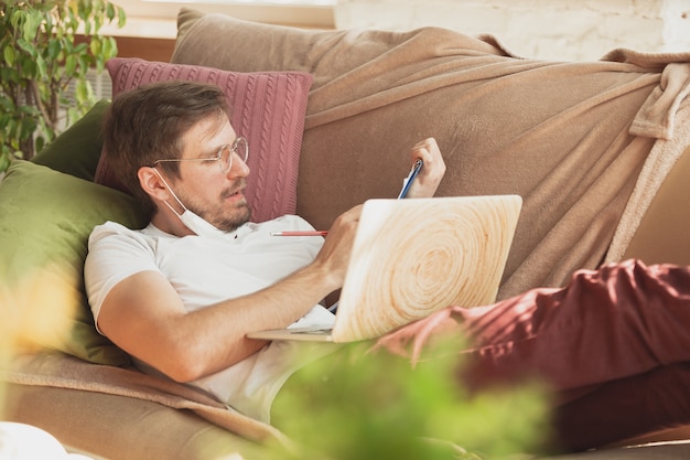 Giovane che studia a casa durante i corsi online