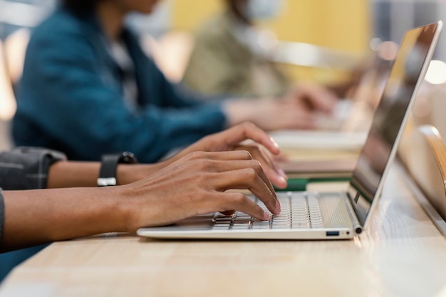 Giovane che studia nella biblioteca dell'università