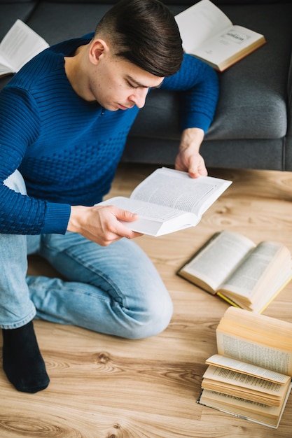 Giovane che studia sul pavimento