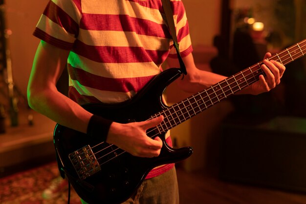 Giovane che suona musica per chitarra a un evento locale