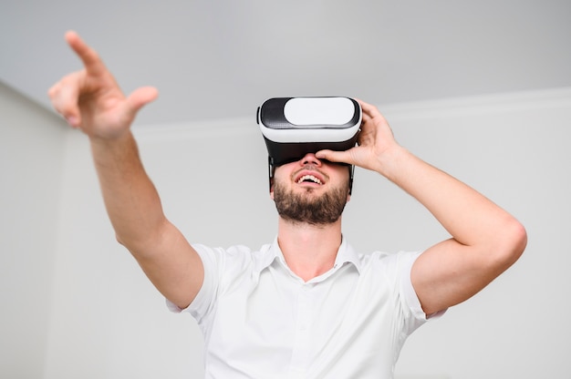 Giovane che usando i vetri della realtà virtuale