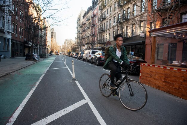 Giovane che utilizza la mobilità sostenibile